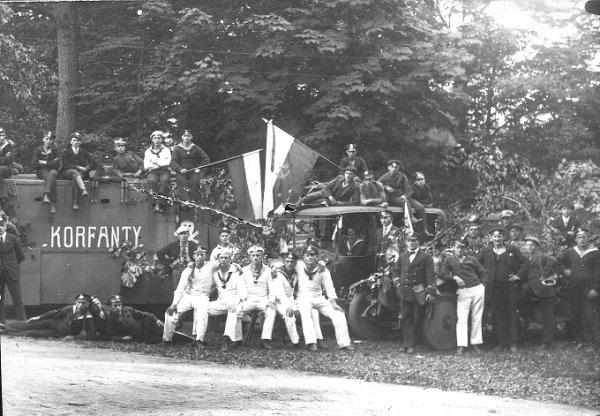 Oddział szturmowy marynarzy z dowódcą kpt. Oszkiem na tle samochodu pancernego -Korfanty- pod Górą Św. Anny === Assault squad of sailors with the commander Captain Oszek against the background of the -Korfanty- armored car under the Saint Anna Mountain