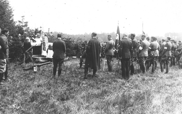 Oddziały I Dywizji Postańczej podczas mszy polowej koło Poznowic pod Górą Św. Anny === Units of the 1st Insurgent Division during the field mass near Poznowice at St. Anne's Mountain (PL - Poznowice pod Górą Św. Anny)