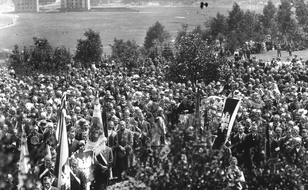 Msza polowa dziękczynna w dniu 10 maja 1921 r. z okazji zdobycia przez siły powstańcze Kędzierzyna, odprawiona w dawnym -Trójkącie Trzech Cesarzy- pod Mysłowicami === A field mass of thanksgiving on May 10, 1921 on the occasion of the conquest of Kędzierzyn by the insurgent forces, celebrated in the former -Triangle of Three Emperors- near Mysłowice